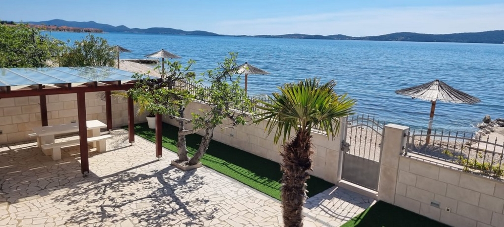 Terrasse mit Pergola und direktem Zugang zum Strand und Meerblick in Bibinje Kroatien
