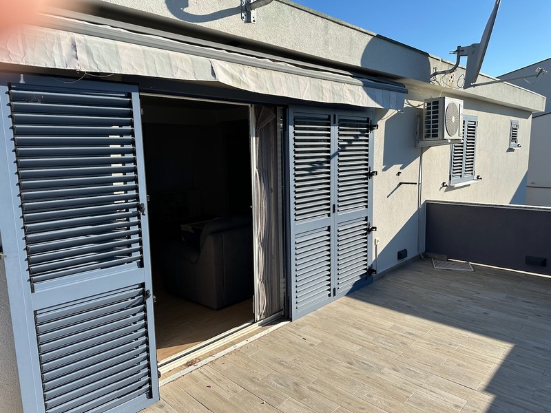 Terrasse des Hauses H3879 in Dalmatien, Kroatien.