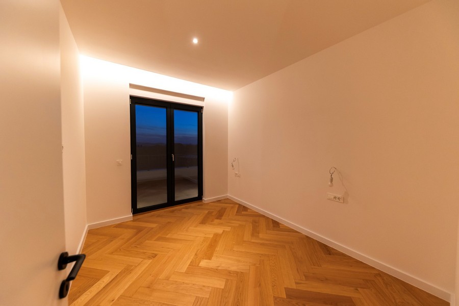 Schlafzimmer mit Zugang zum Balkon und viel Tageslicht