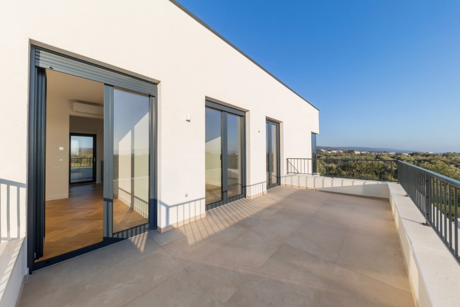 Balkon mit Blick bis zum Meer.