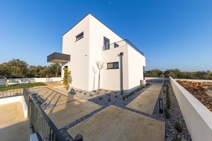 Modernes Einfamilienhaus mit klarer Architektur und gepflegtem Außenbereich