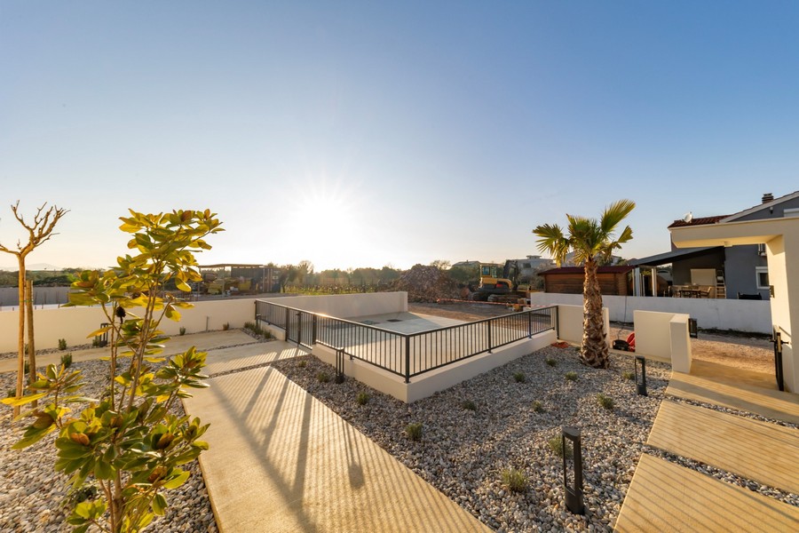 Gartenanlage mit mediterraner Bepflanzung und großzügigen Wegen