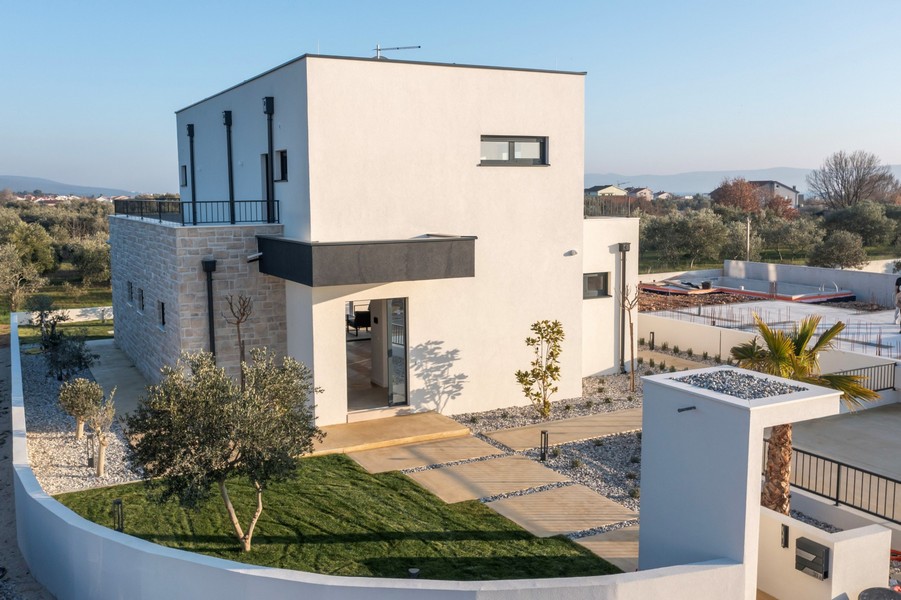 Hausansicht mit Terrasse und Blick in die ruhige Umgebung