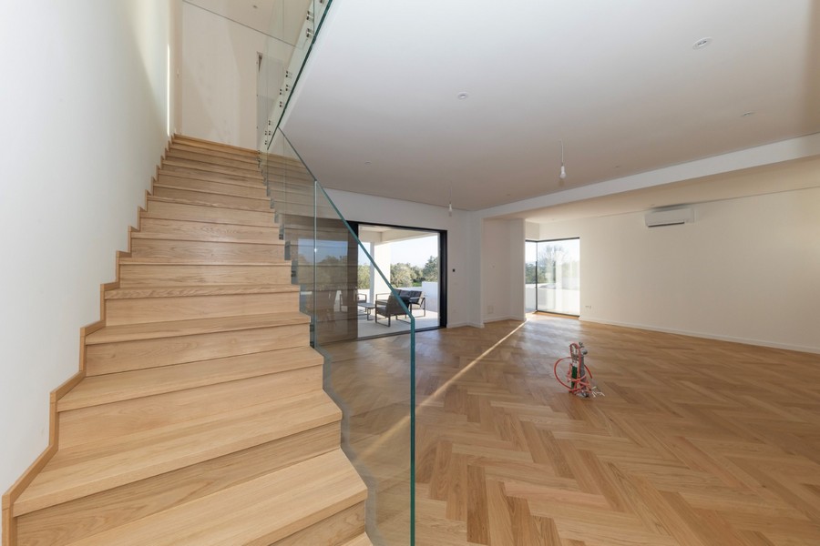 Innenansicht mit Treppe und offenem Grundriss