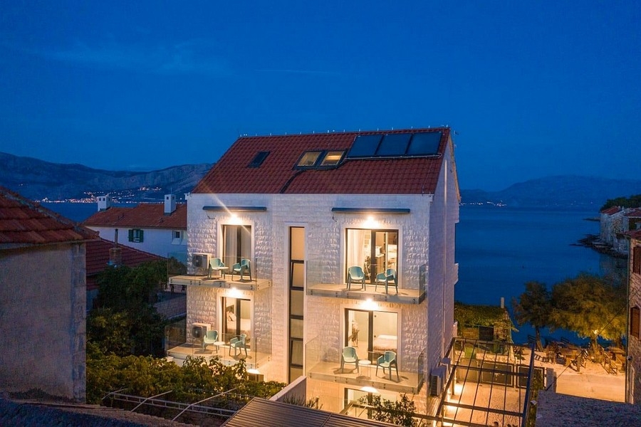 Außenansicht mit traditioneller Steinfassade