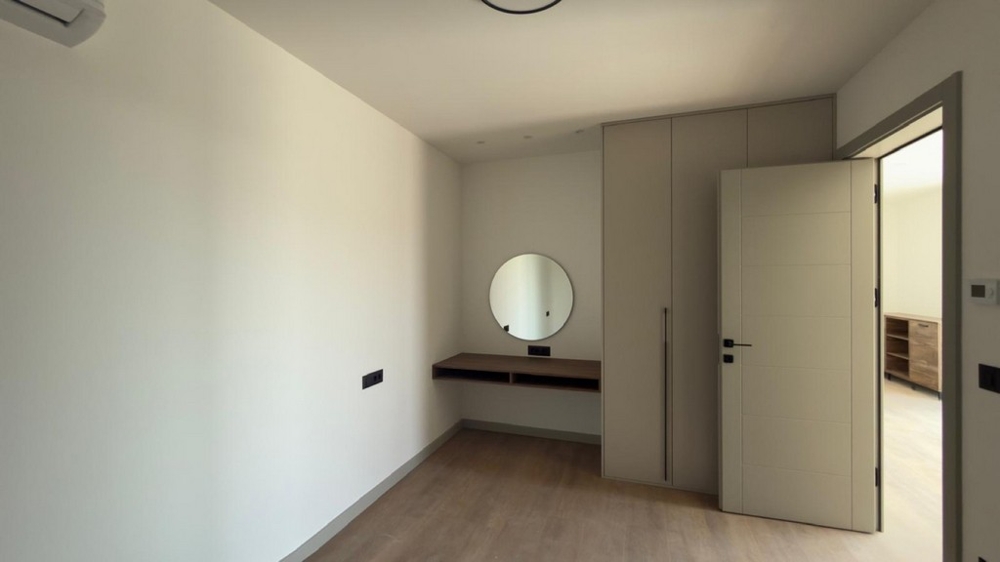 Schlafzimmer mit Einbauschrank und Arbeitsbereich