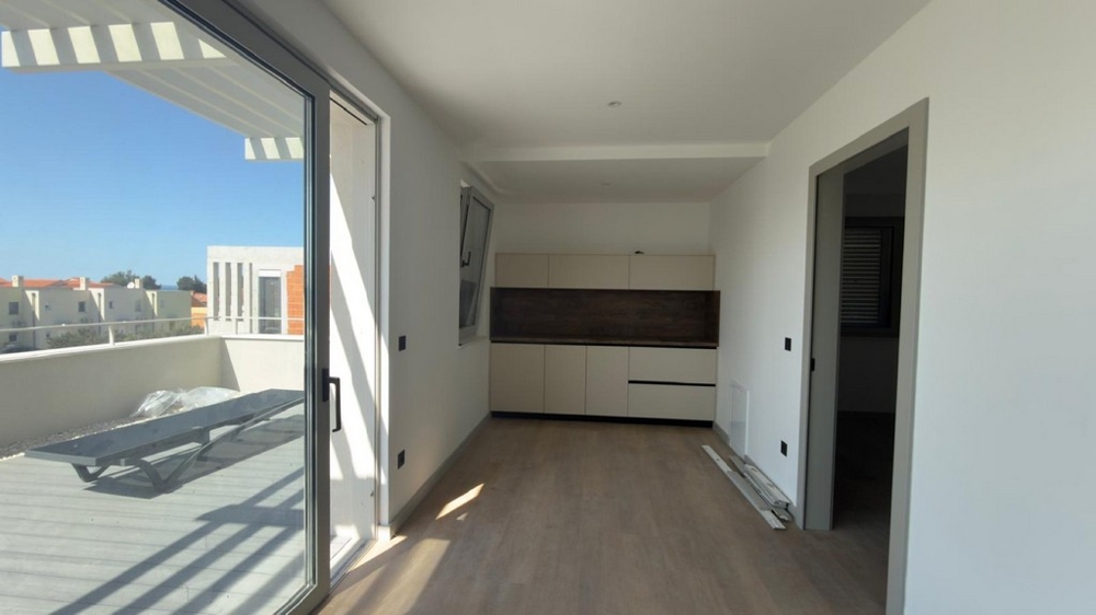 Heller Wohnbereich mit offener Küche und Terrassenzugang