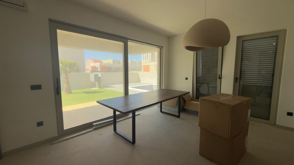 Essbereich mit Blick in den Garten und großen Fensterflächen