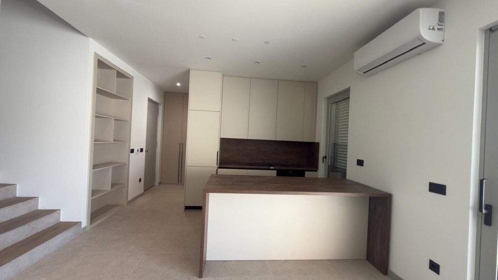 Moderne Einbauküche mit Kochinsel und viel Stauraum