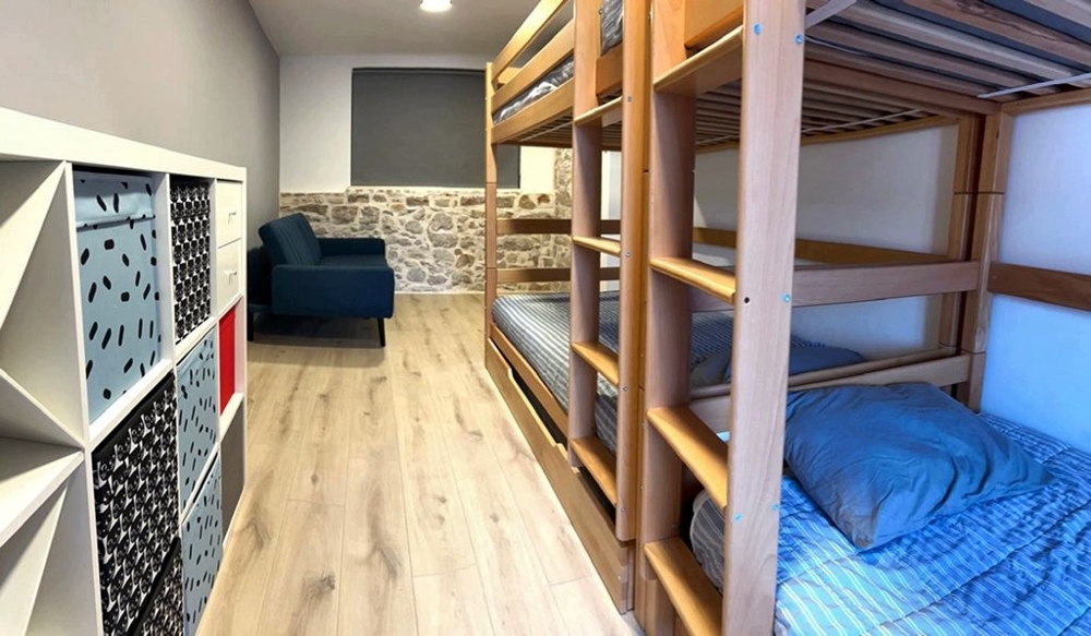 Schlafraum mit Etagenbett und Stauraum