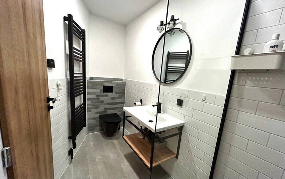 Modernes Badezimmer mit Dusche und Waschbecken