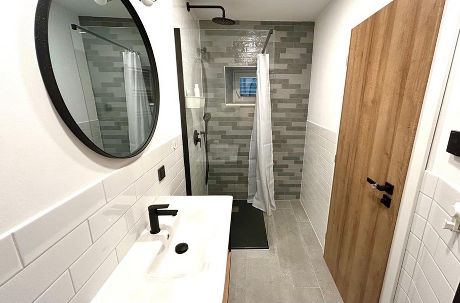 Badezimmer mit bodengleicher Dusche und moderner Ausstattung