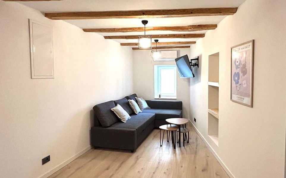 Wohnbereich mit Sofa und Holzbalkendecke