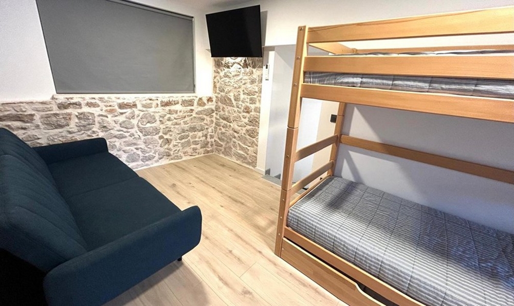 Zimmer mit Etagenbett und zusätzlichem Schlafsofa