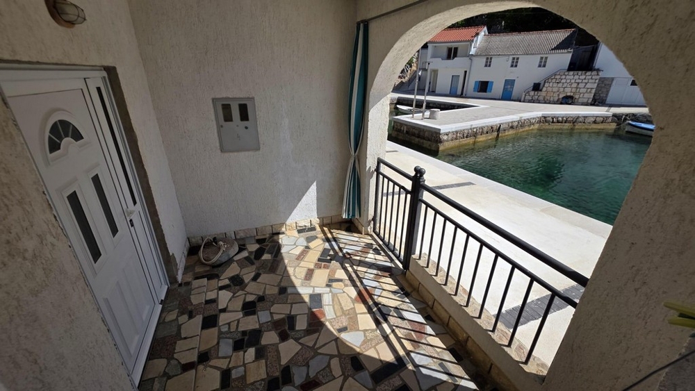 Überdachte Terrasse mit direktem Zugang zum Wasser