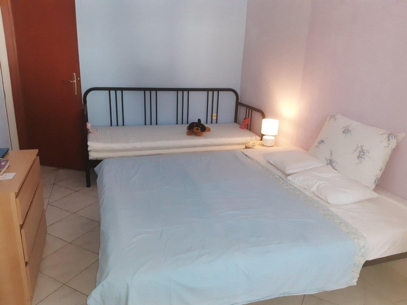 Schlafzimmer mit Doppelbett und zusätzlichem Einzelbett