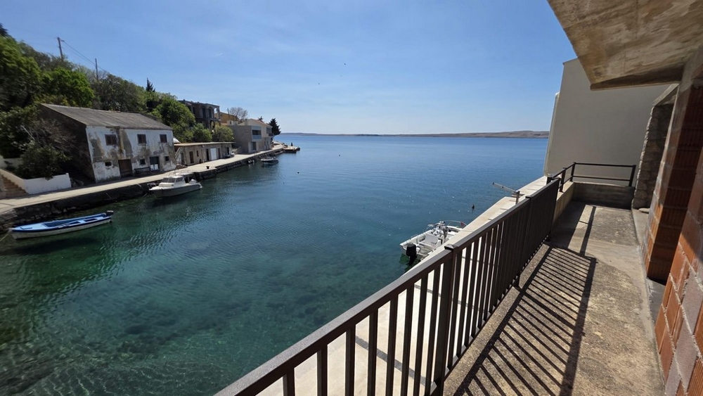 Balkon direkt am Meer mit freiem Blick über ruhige Bucht