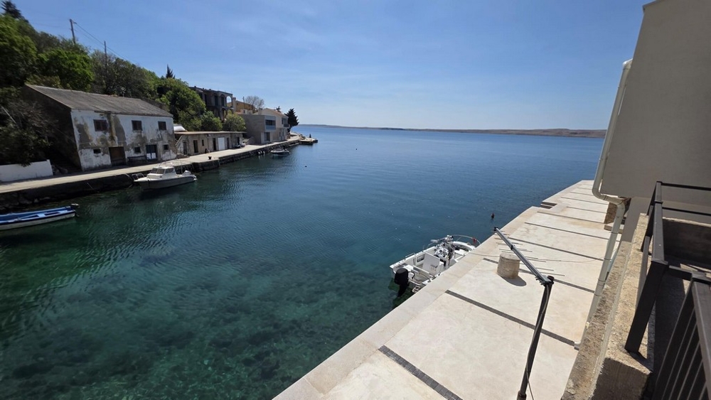 Terrasse in erster Reihe zum Wasser mit Bootsanleger und Meerblick