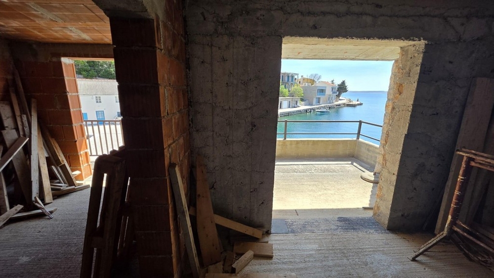 Rohbau Innenbereich mit Zugang zur Terrasse und Meerblick