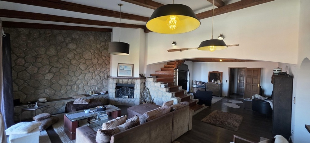 Galerie im Obergeschoss mit Holztreppe und offener Raumgestaltung