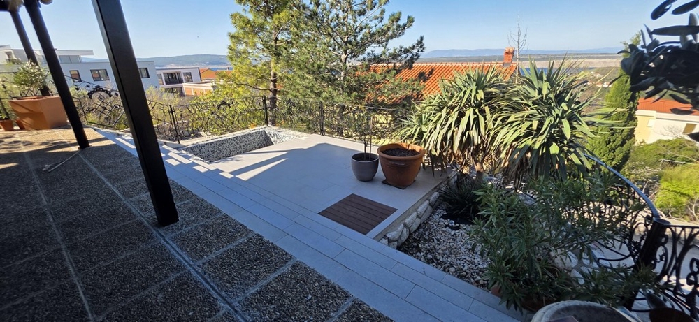 Terrasse mit Außenbereich und Blick auf die Umgebung