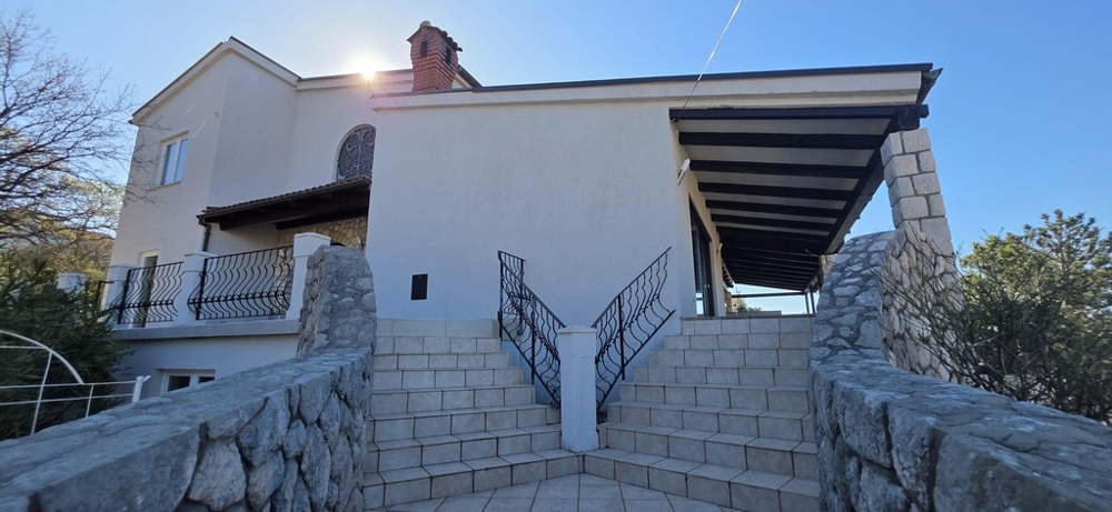 Haus mit großem Grundstück und Terrasse in ruhiger Lage bei Jadranovo