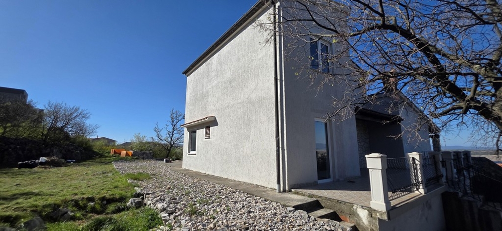 Außenansicht des Hauses mit Treppenaufgang und überdachter Terrasse
