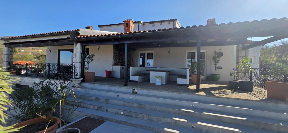 Seitliche Ansicht des Hauses mit Grundstück und Gartenbereich