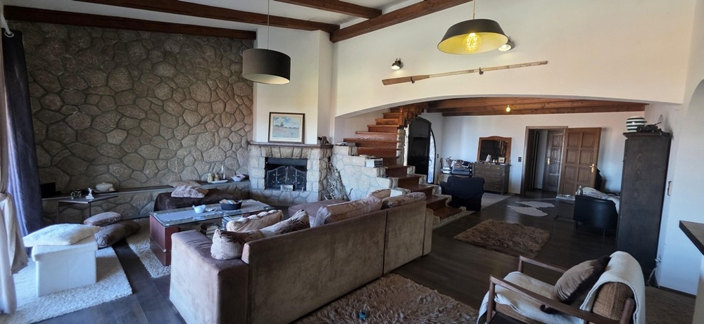 Großzügige Terrasse mit Sitzbereich und mediterraner Gestaltung