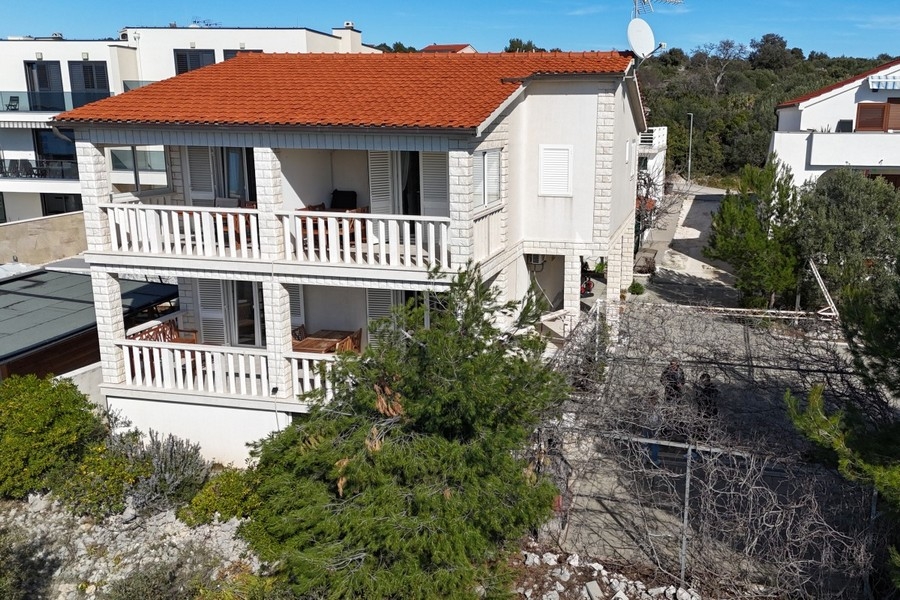 Mediterranes Haus mit Balkon und Meerblick in Dalmatien