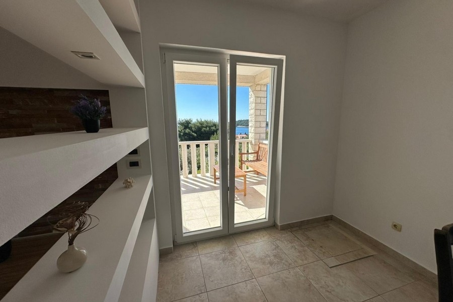 Zimmer mit Zugang zum Balkon und Blick auf das Meer