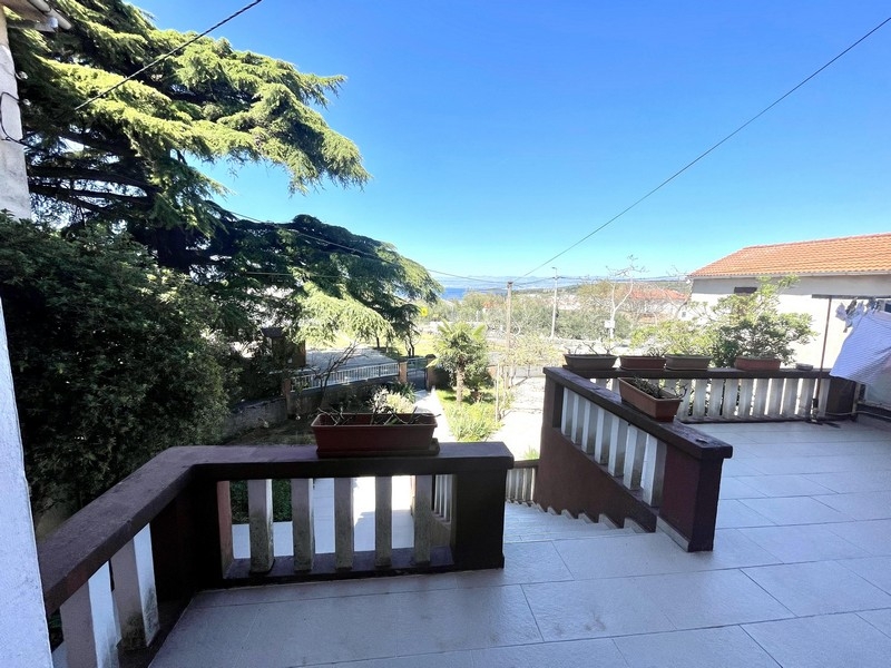 Terrasse mit Meerblick und mediterraner Umgebung