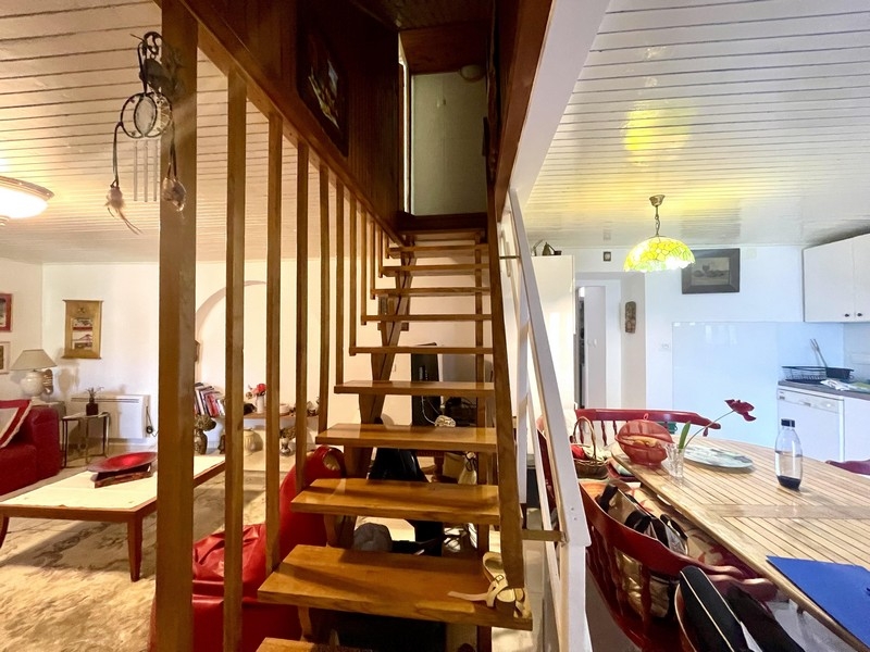 Offener Wohnbereich mit Treppe und Küche