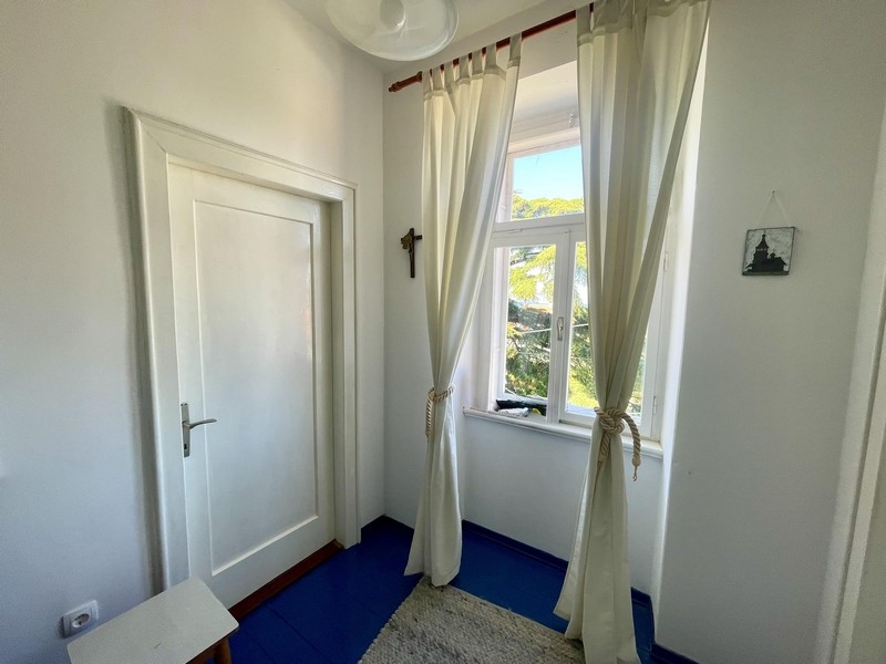 Heller Flur mit Fenster und Blick ins Grüne