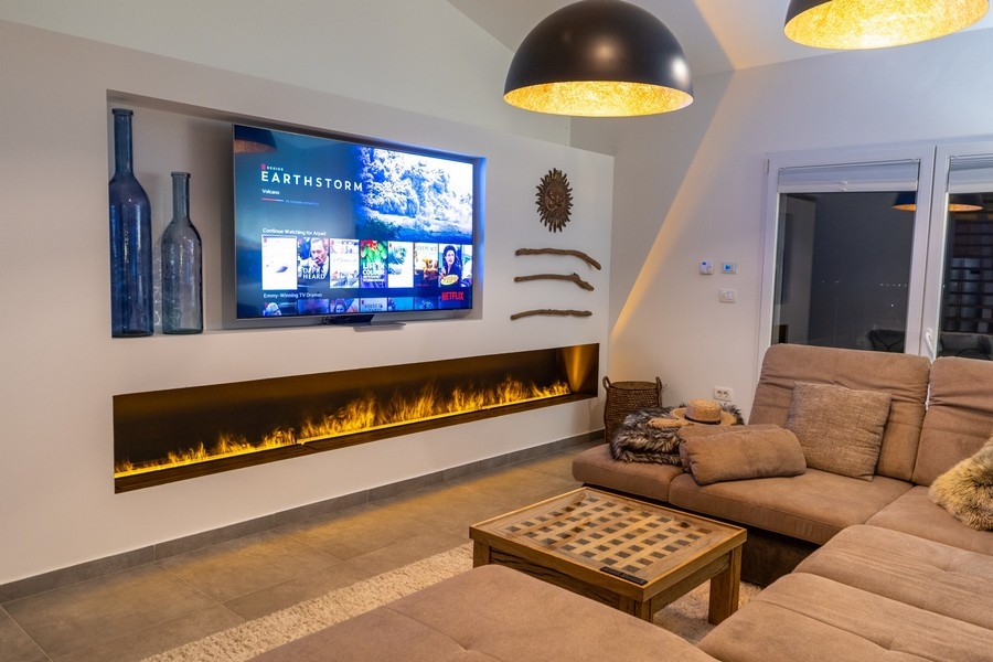 Wohnbereich mit Kamin und moderner Ausstattung