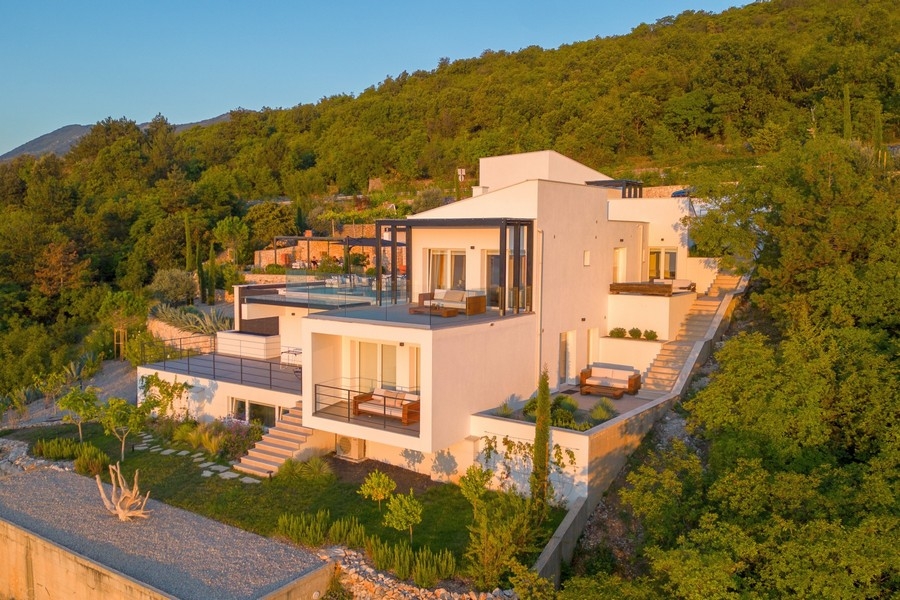 Terrassenbereiche mit Glasgeländer und Meerblick