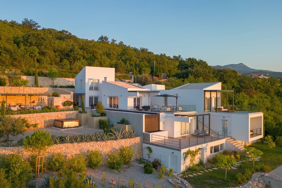 Außenansicht der Villa in ruhiger, grüner Umgebung