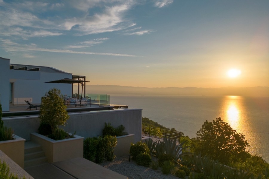 Sonnenterrasse mit Lounge und Blick auf das Meer