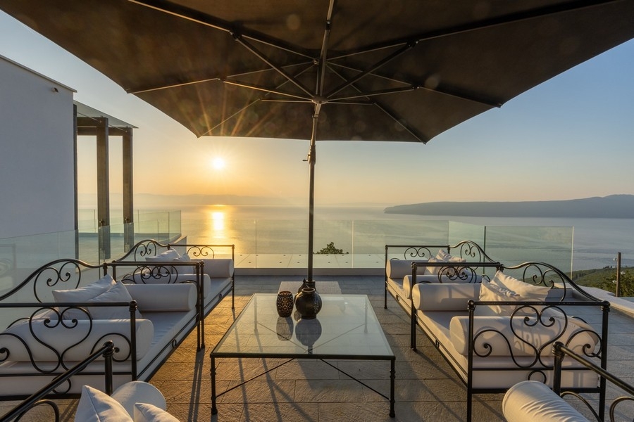 Mediterran gestalteter Garten mit Sitzbereichen