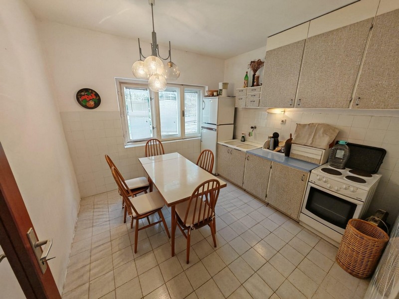 Küche mit Essbereich