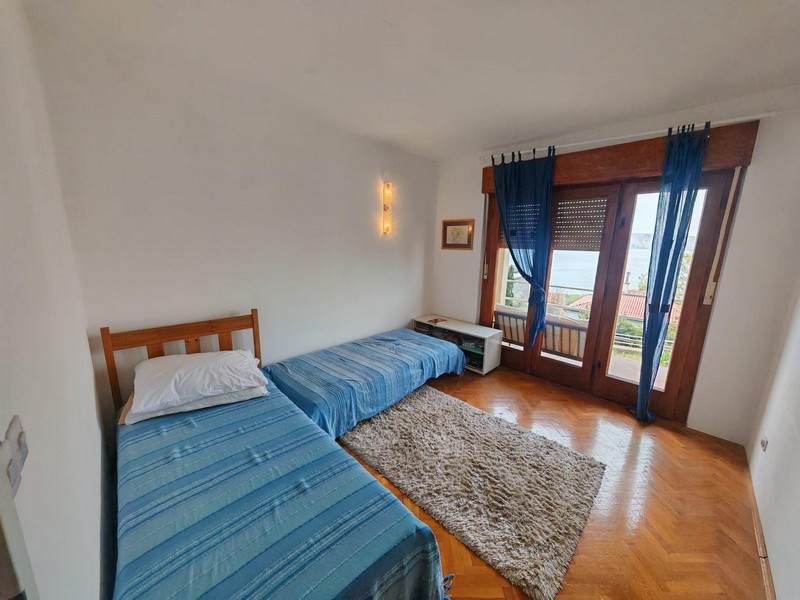 Schlafzimmer mit Balkon und Meerblick