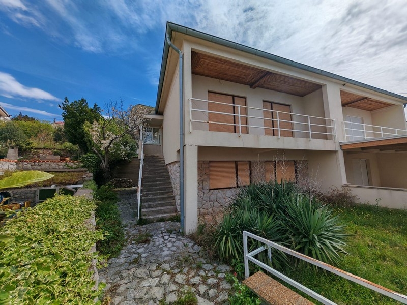 Doppelhaushälfte nahe dem Meer zum Verkauf bei Novi Vinodolski.