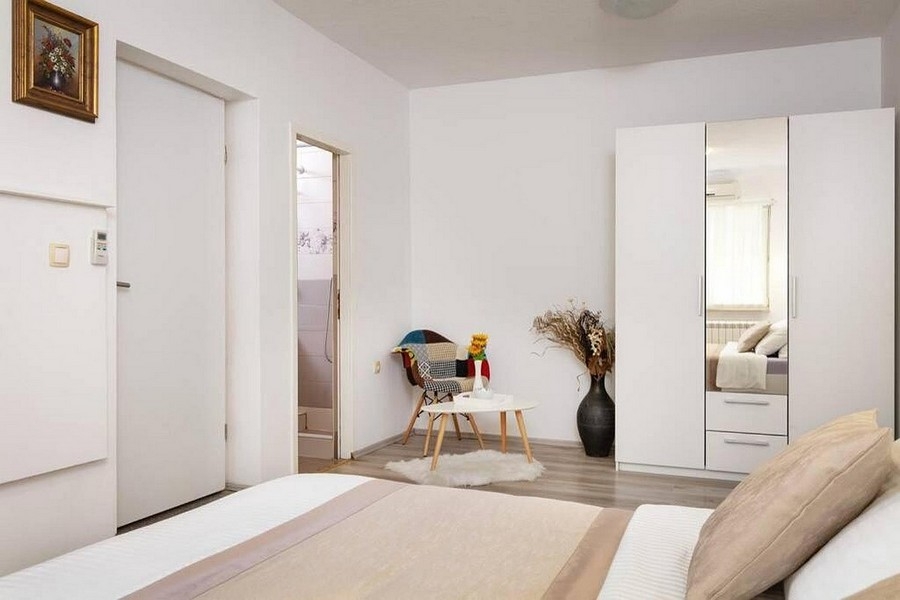 Großzügiges Schlafzimmer mit Zugang zum Badezimmer