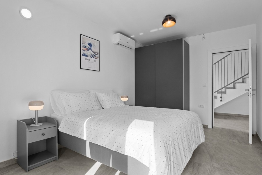 Helles Schlafzimmer mit Klimaanlage und Einbauschrank