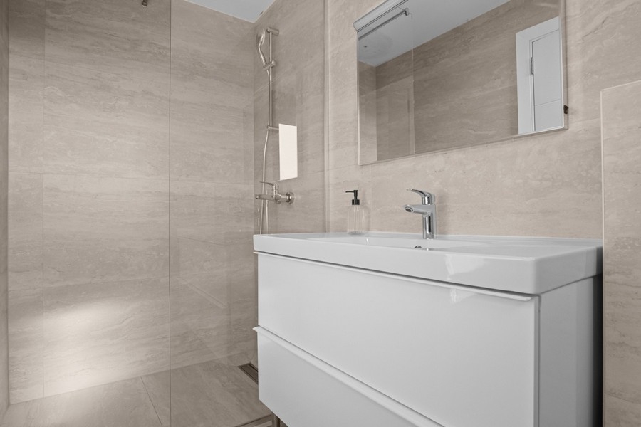 Modernes Badezimmer mit Dusche und Waschtisch