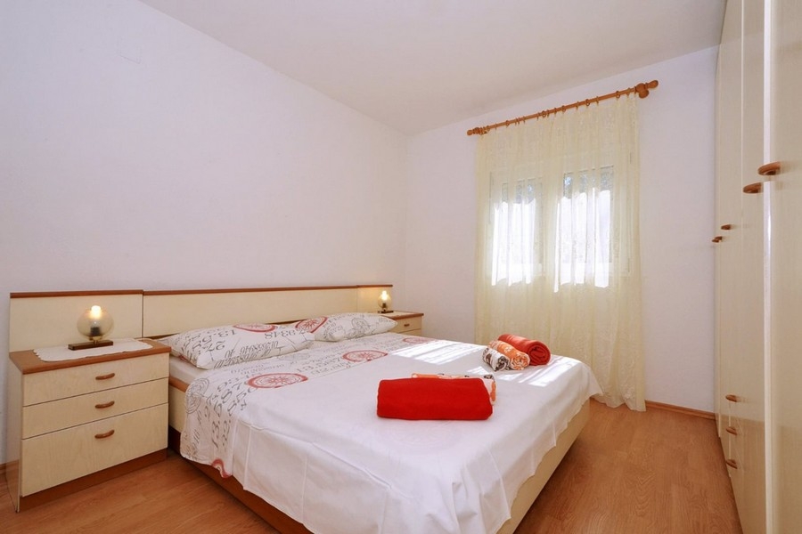 Schlafzimmer mit Doppelbett und Tageslichtfenster