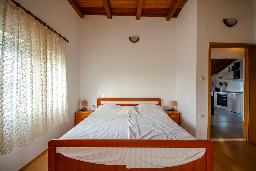 Weiteres Schlafzimmer mit Doppelbett und Zugang zum Wohnbereich