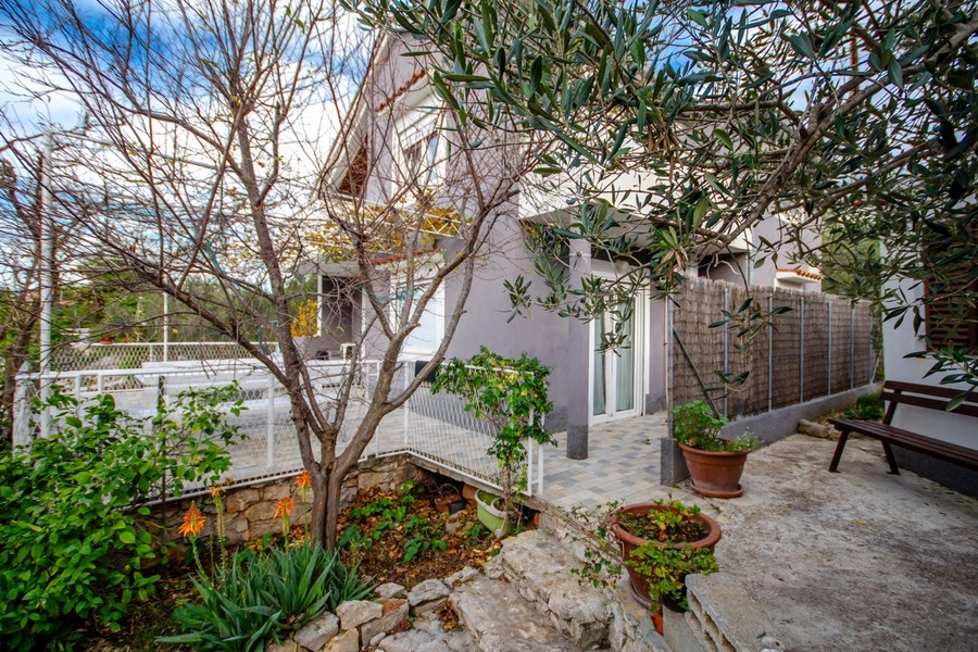 Großzügige Terrasse mit Sitzbereich und Pergola im Außenbereich