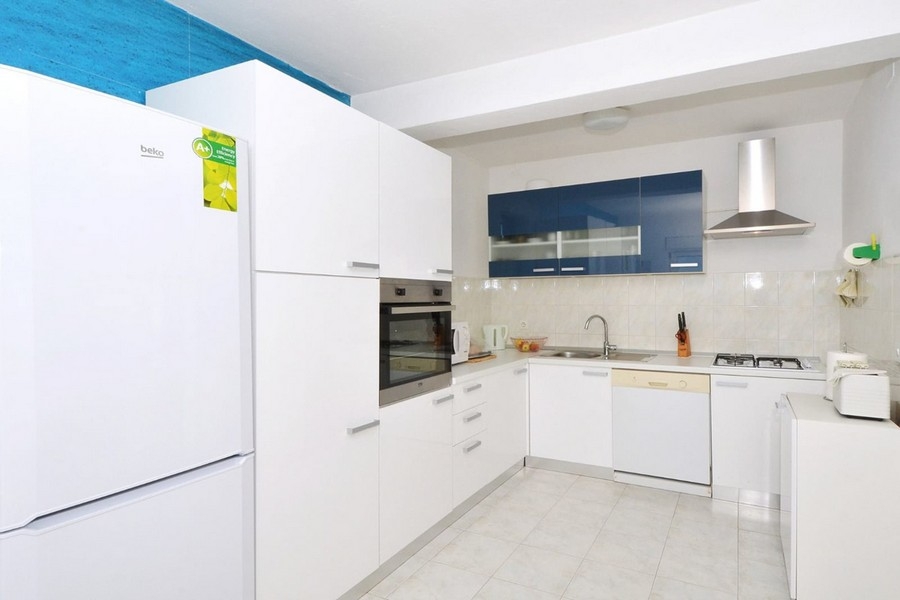 Wohnzimmer mit Sofa, Klimaanlage und Zugang zur Terrasse