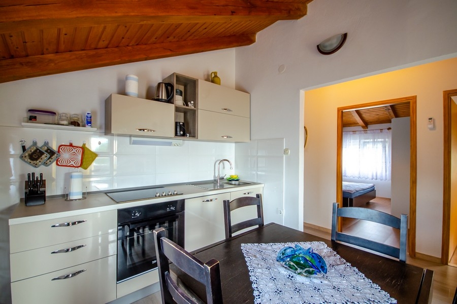 Moderne Küche mit Einbaugeräten und Arbeitsfläche